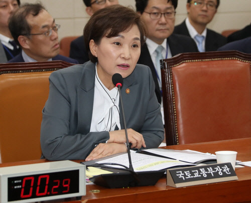 김현미 국토교통부 장관이 27일 국회 4차 산업혁명특별위원회 업무보고에서 의원들의 질문에 답변하고 있다./연합뉴스